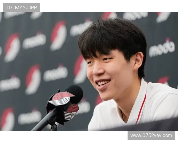 网友偶遇杨瀚森波特兰商场购物 上半身壮实气质引热议